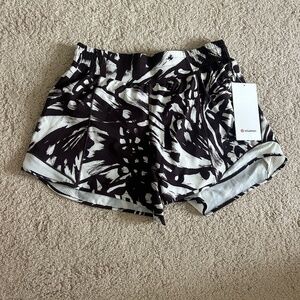 Lululemon Hotty Hot Shorts (NEVER WORN TAG STILL ON)